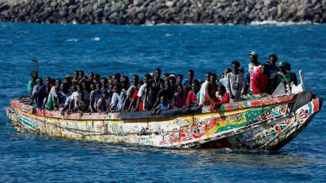 Inmigrantes en un cayuco en las costas italianas