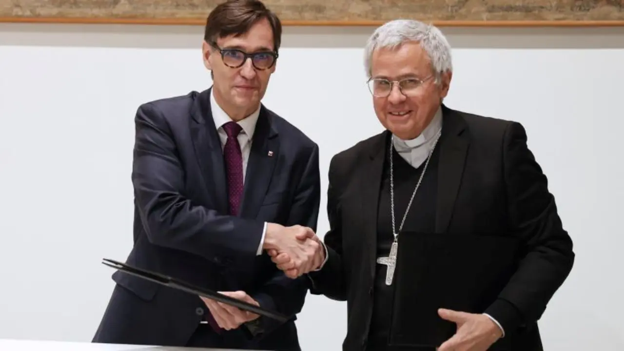 El president i l'arquebisbe, durant la signatura Fotografia Rub&eacute;n Moreno - Gencat