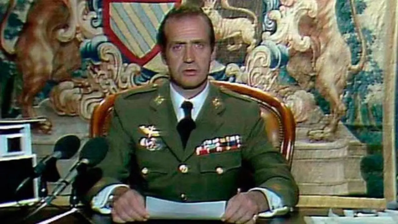 El Rey Juan Carlos I en la retransmisi&oacute;n de su mensaje a los espa&ntilde;oles la noche del 23-F