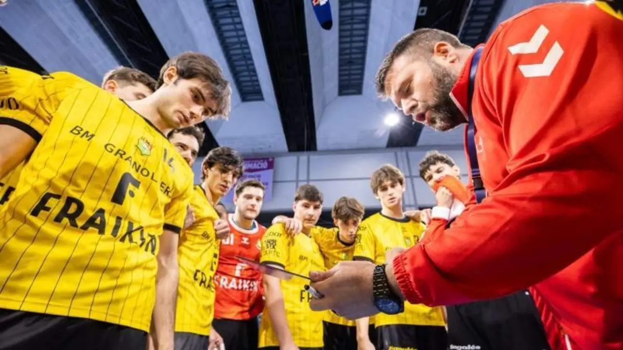 Antonio Rama dando instrucciones a su jugadores