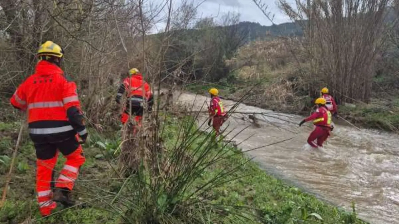 la busqueda del conductor en Llinars finaliz&oacute; al mediodia del domingo al encotrar su cadaver en el rio Mogent. Foto Bombers