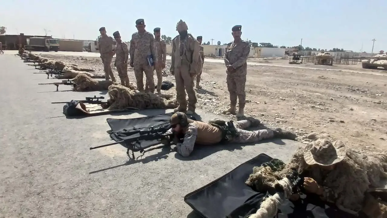 militares espa&ntilde;oles en ejercicio de tiro junto a militares irak&iacute;es. Foto Ministerio Defensa.