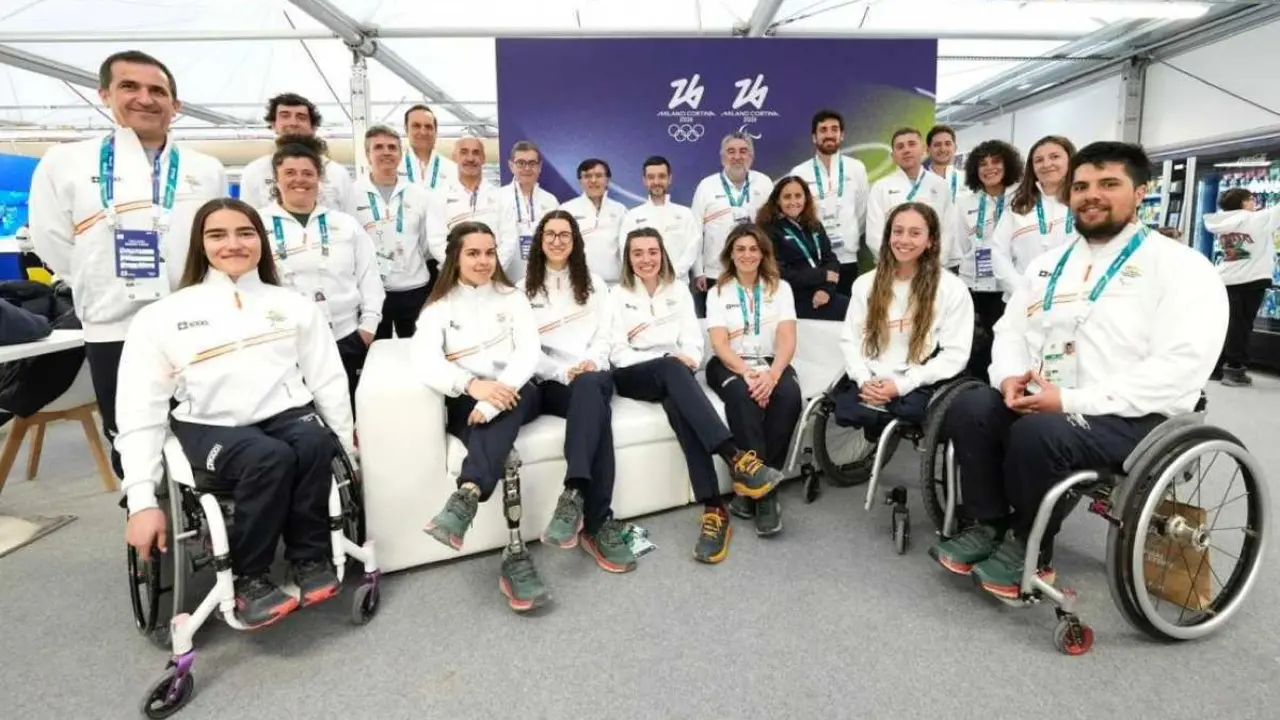 El equipo paral&iacute;mpico con varias autoridades durante los Juegos de Inviernos Foto de CPE