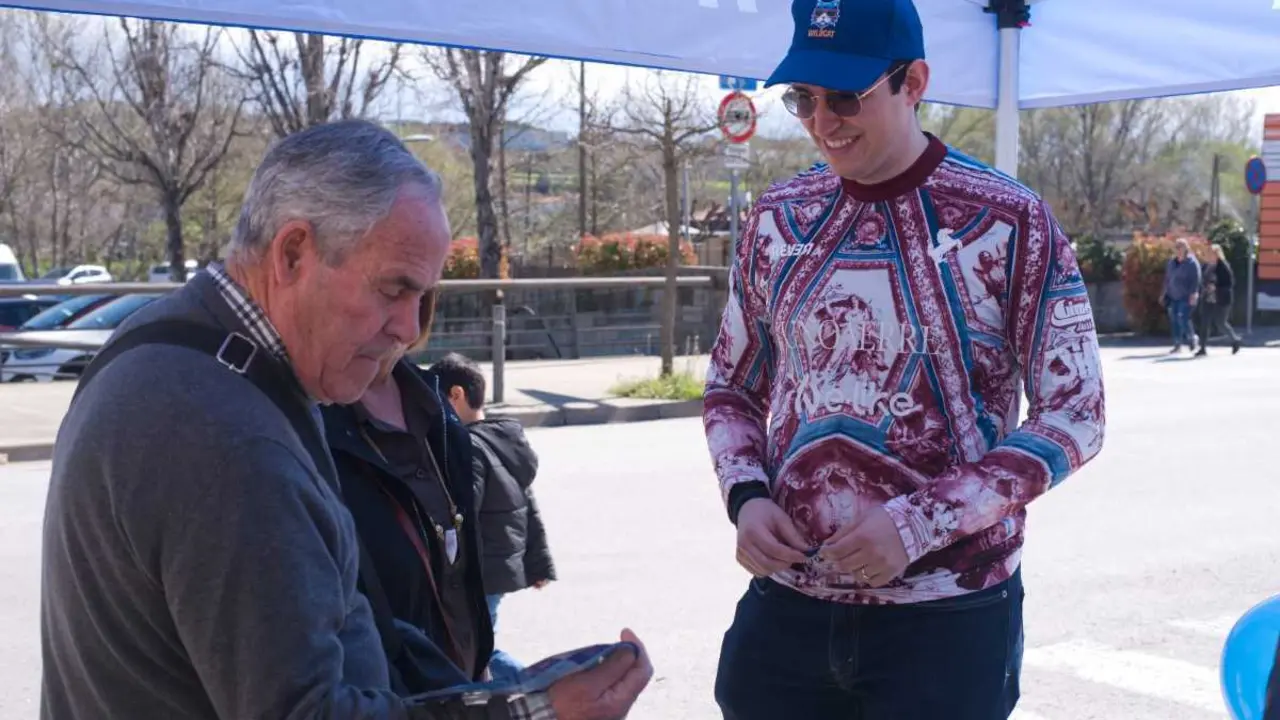 El concejal  Teodoro Su&aacute;rez departiendo con unos ciudadanos