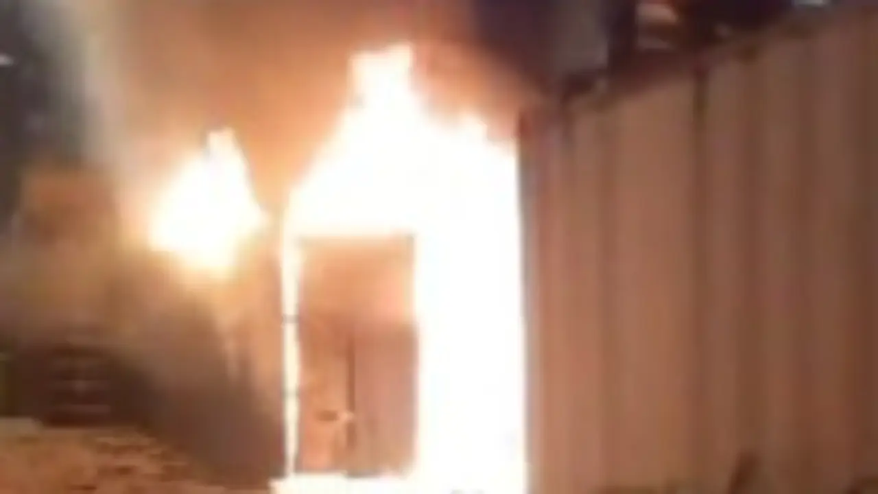 Incendio contenedor industrial en Granollers. Foto Bombers