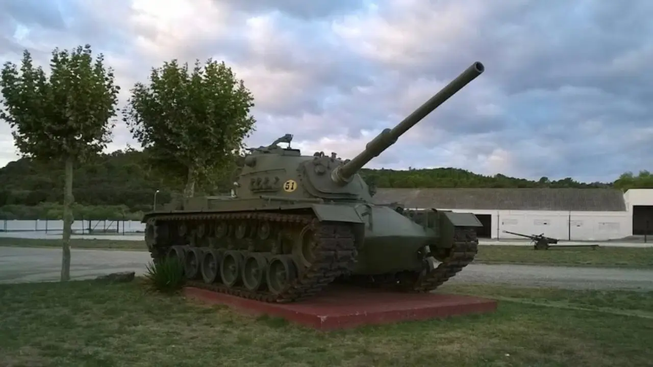 tanque en la esplanada del Cuartel de Sant Climent Sescebes