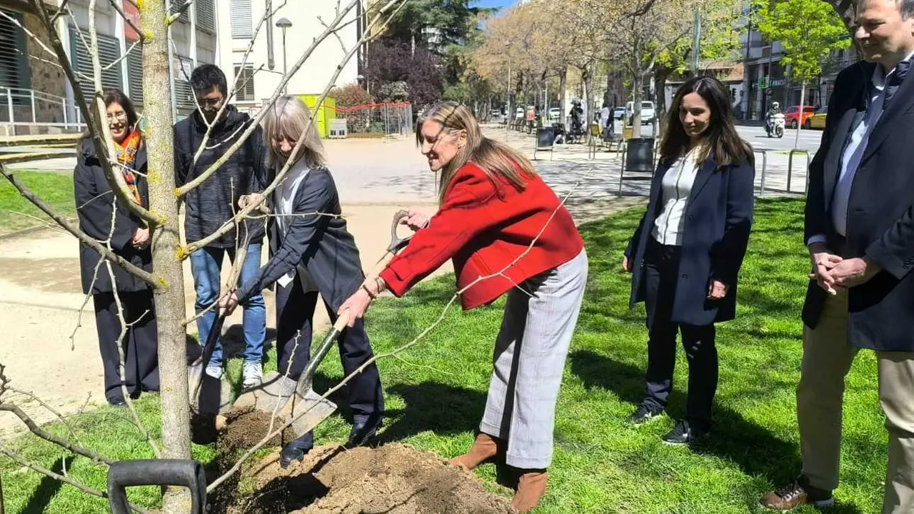 La directora General de Estabanell i la alcaldessa de Granollers, plantant l'arbre