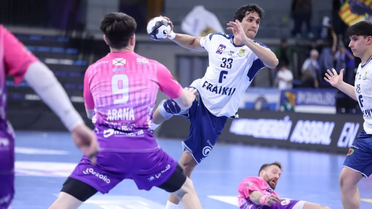 Ferran Castillo superant la defensa de La Rioja. Foto Xavier Solanas.