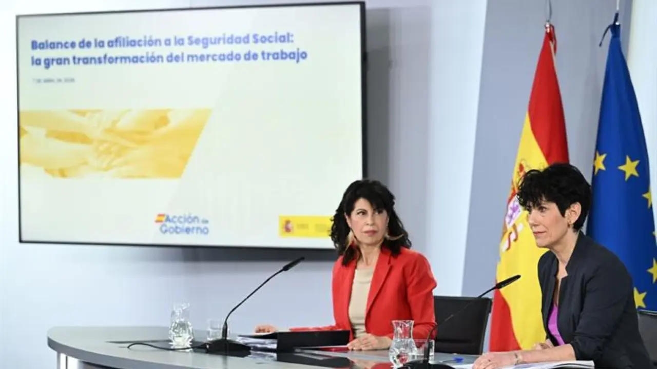 las ministras Elma Saiz, y Ana Redondo, en un momento de la rueda de prensa posterior al consejo de ministros