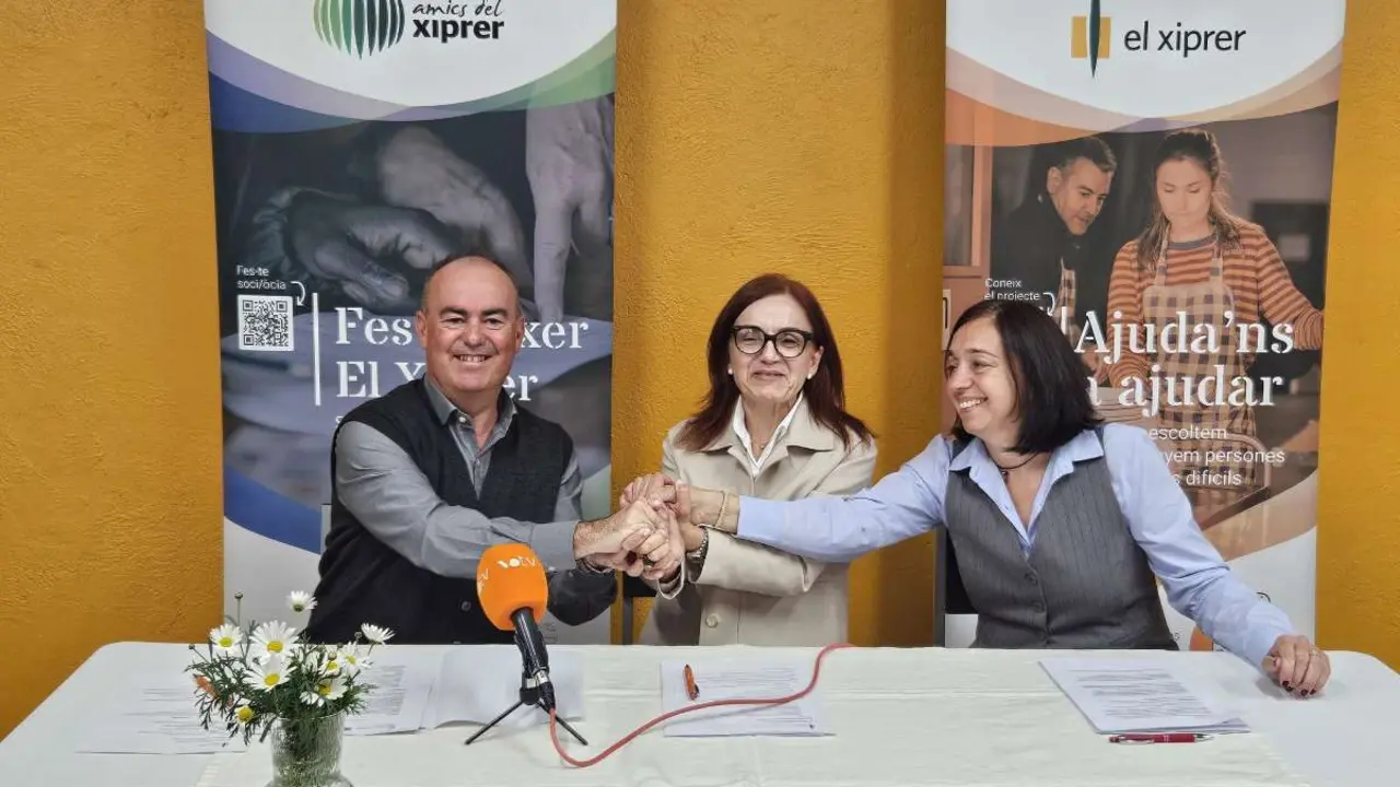 Xavier Quincoces, president de la Fundaci&oacute; El Xiprer; Beatriu Bay&eacute;s, directora general de la Fundaci&oacute; Privada Hospital Asil de Granollers i Marta Molins, presidenta d'Amics d'El