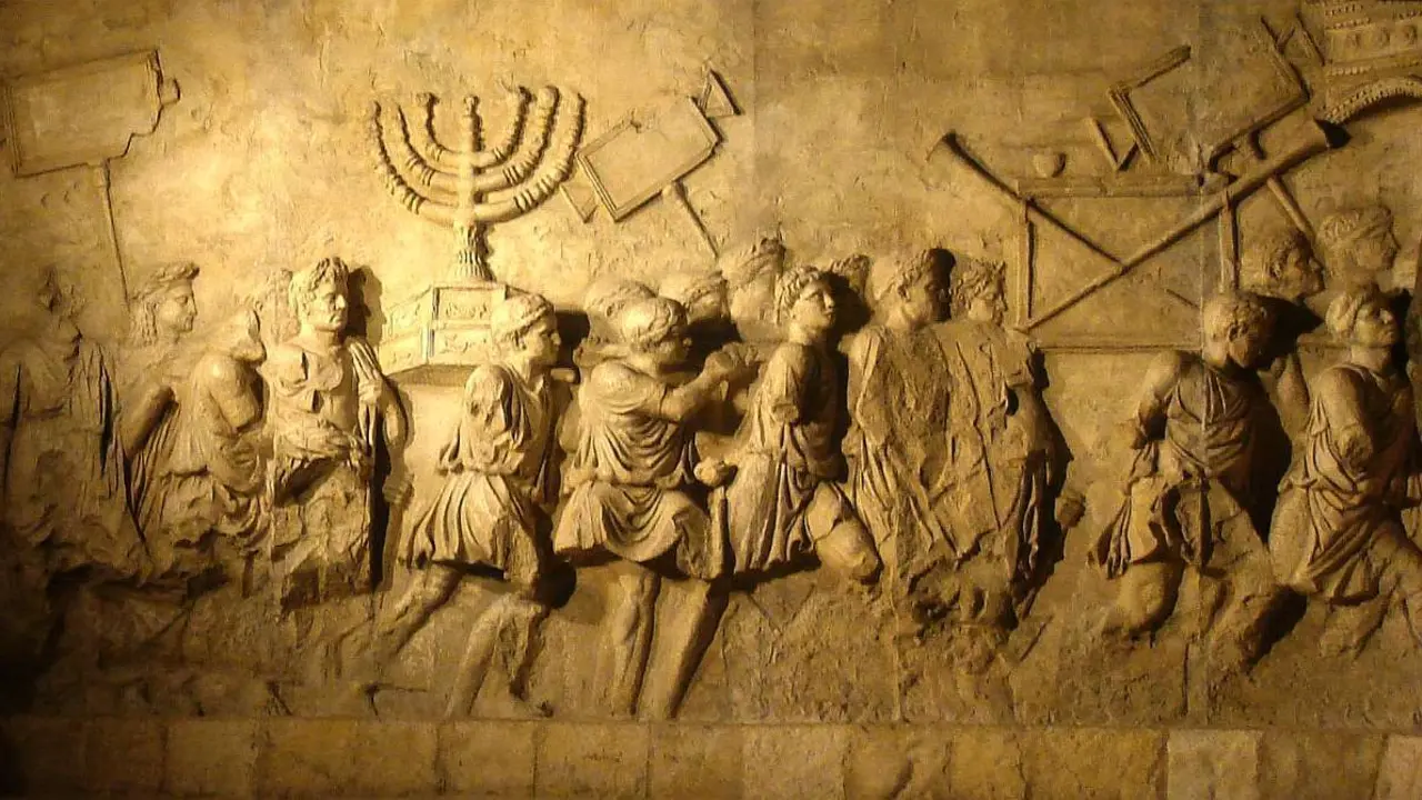 Representaci&oacute;n del triunfo romano celebrando el Saqueo de Jerusal&eacute;n en el Arco de Tito en Roma