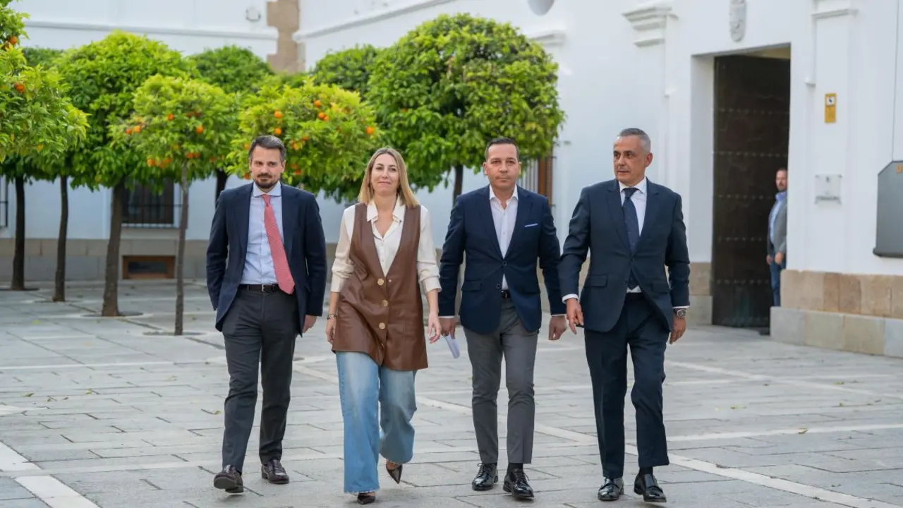 Abel Bautista, Mar&iacute;a Guardiola, &Oacute;scar Fern&aacute;ndez y &Aacute;ngel Gordillo, antes de anunciar el pacto de gobierno. Foto de Vox