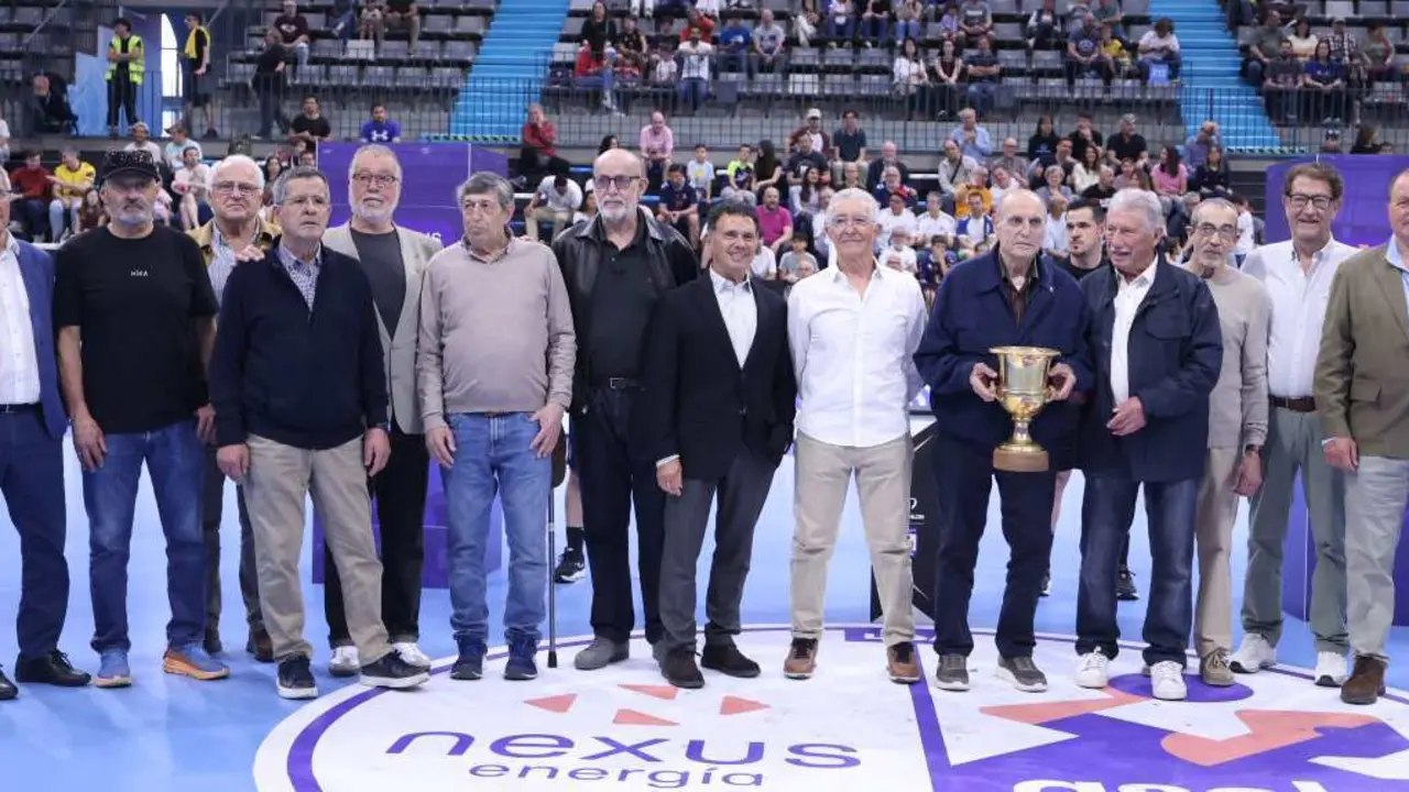 Los Campeones de la Recopa del 76 siendo homenajeados en la pista del Palau Foto Xavier Solanas