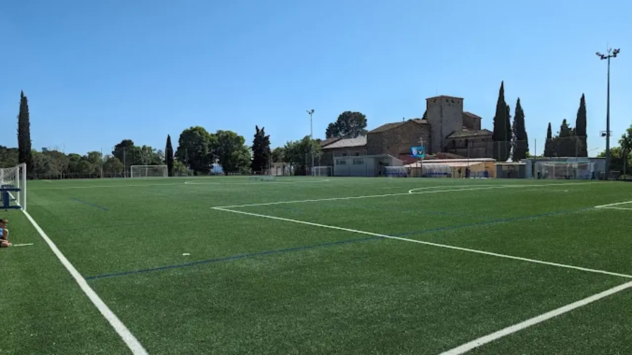 Campo de futbol del CF LLerona, con la IGlesia de fondo
