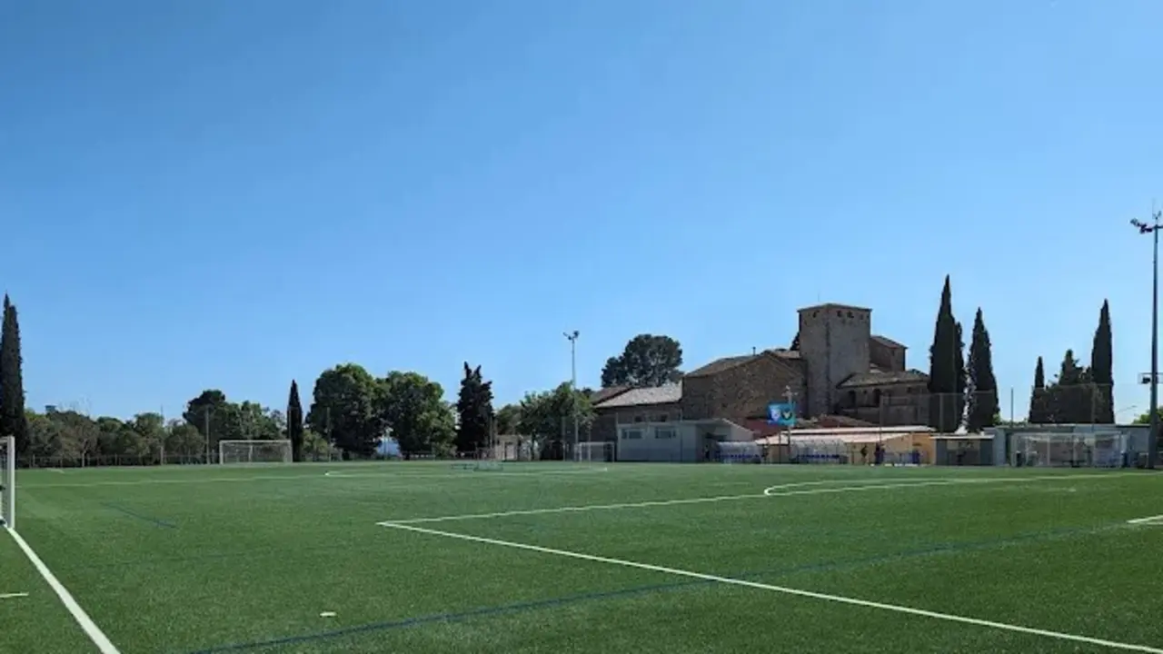 Campo de futbol del CF LLerona, con la IGlesia de fondo 1
