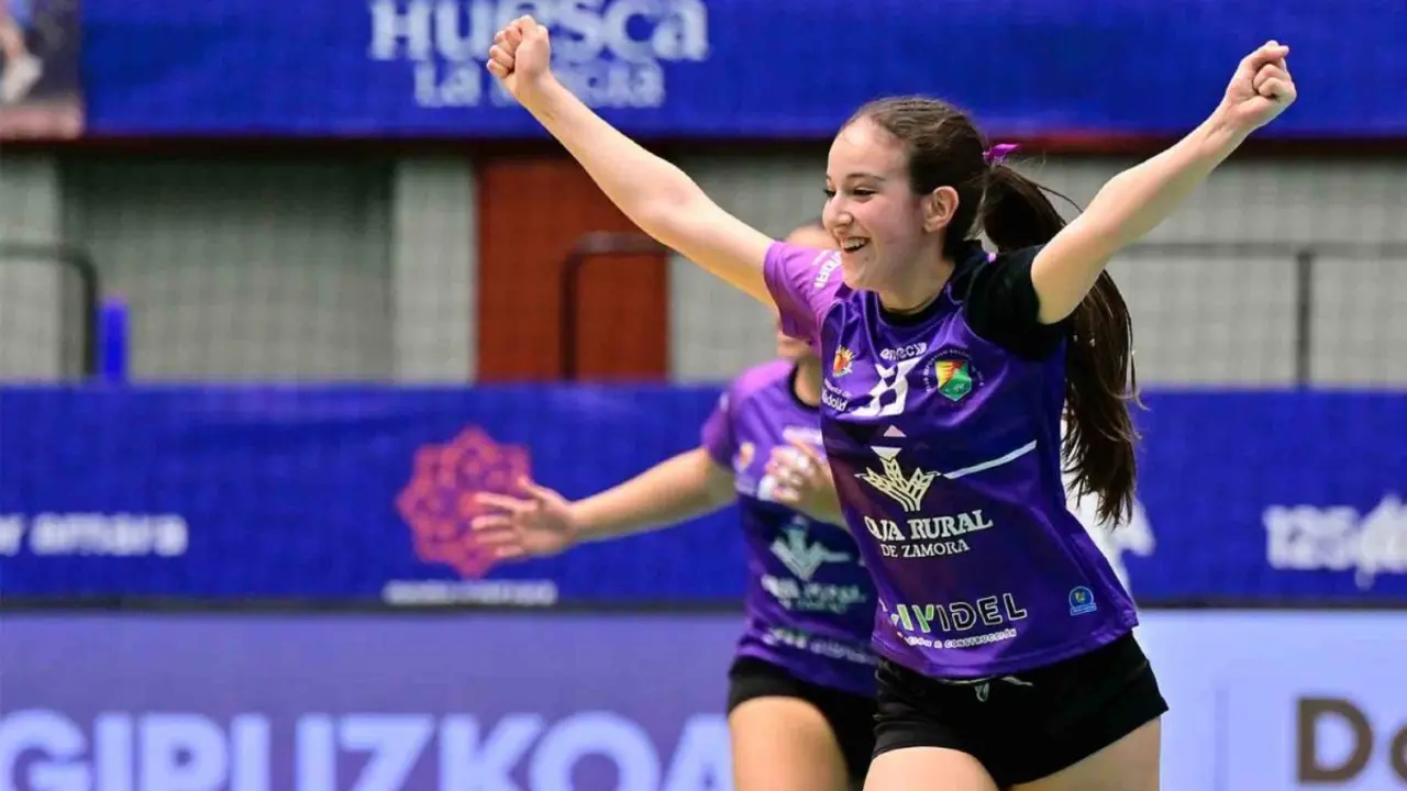 Carolina Pe&ntilde;as (Cavidel Aula Valladolid) celebra un tanto en la Final de la Minicopa de Espa&ntilde;a. Foto RFEBM JL Recio
