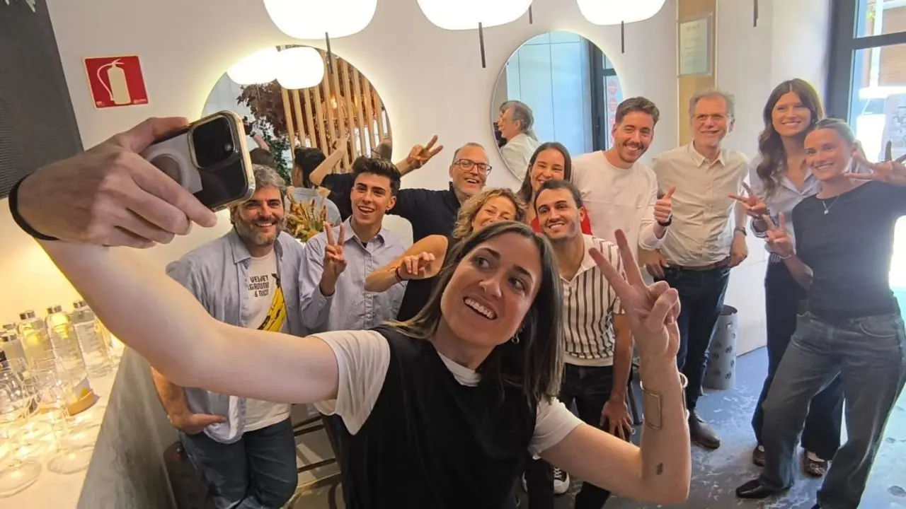 Els integrants del mur de VOTV enganxats en mig d'un selfie