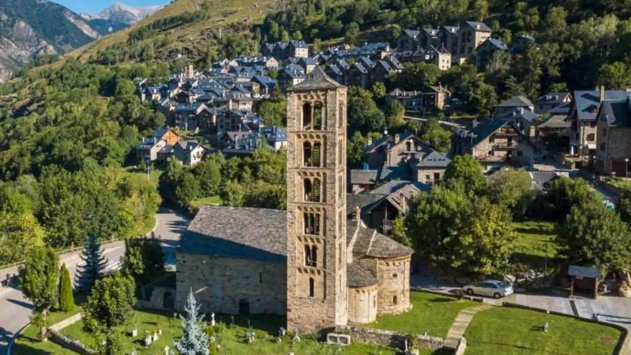 Ta&uuml;ll con Sant Climent en primer plano