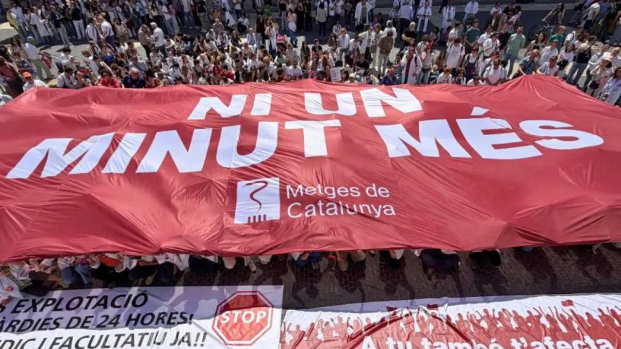 Concentraci&oacute; metges catalans Ni un minut m&eacute;s Foto Metges de Catalunya