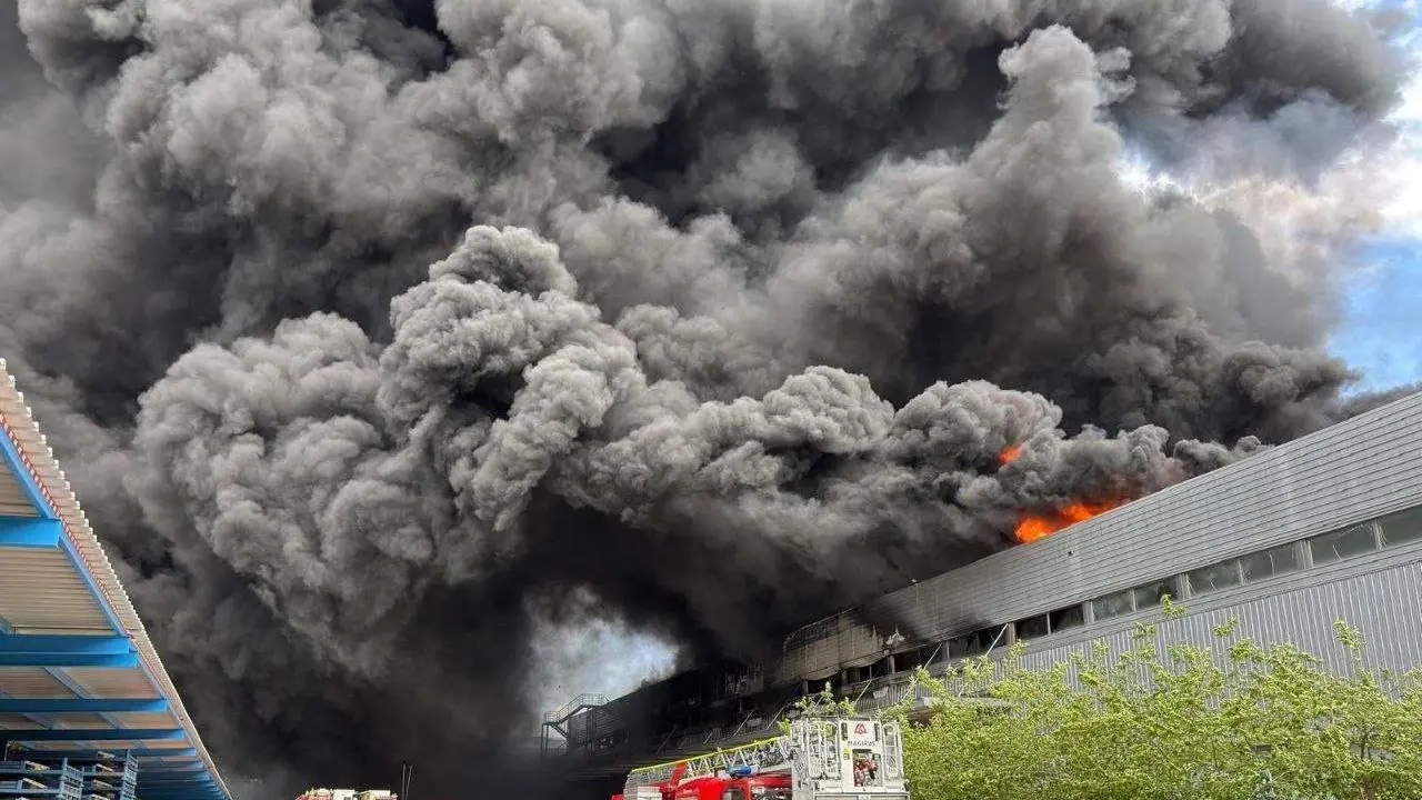 Incendio almac&eacute;n Honda Santa Perpetua 5-06-26 Foto Bombers Generalitat