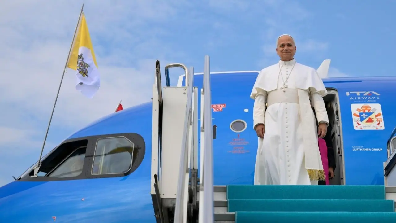 Papa Le&oacute;n XIV en las escalerillas de su avi&oacute;n en otro viaje