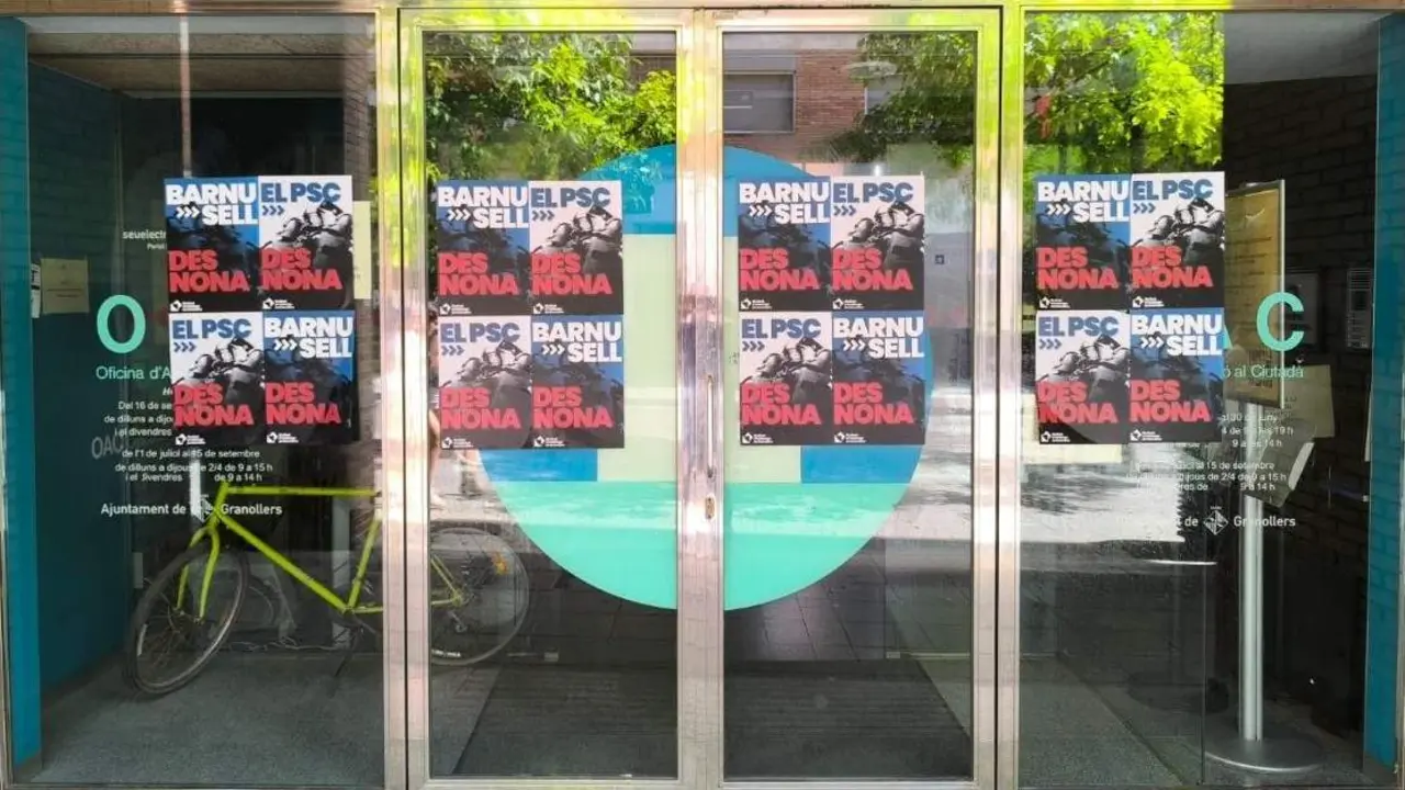 La fachada del edificio de la OAC en la calle Sant Josep, con los pasquines