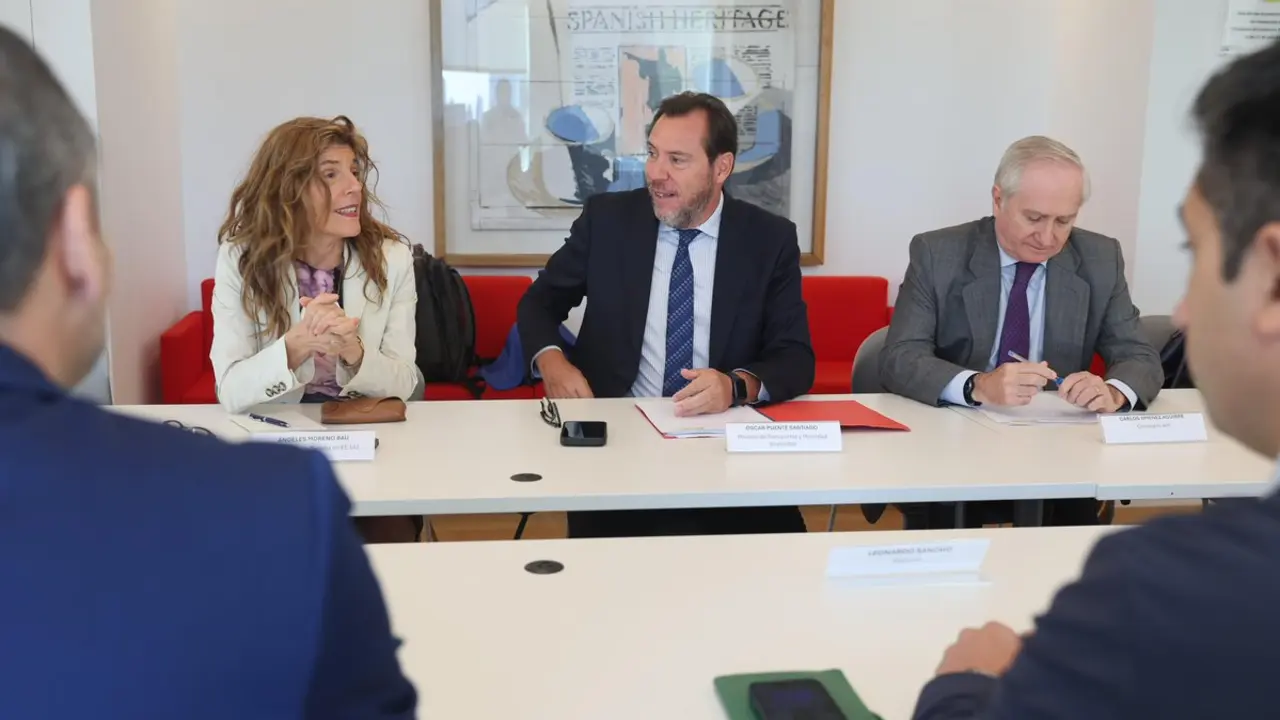 Oscar Puente con las autoridades de transpoorte de Nueva York el lunes