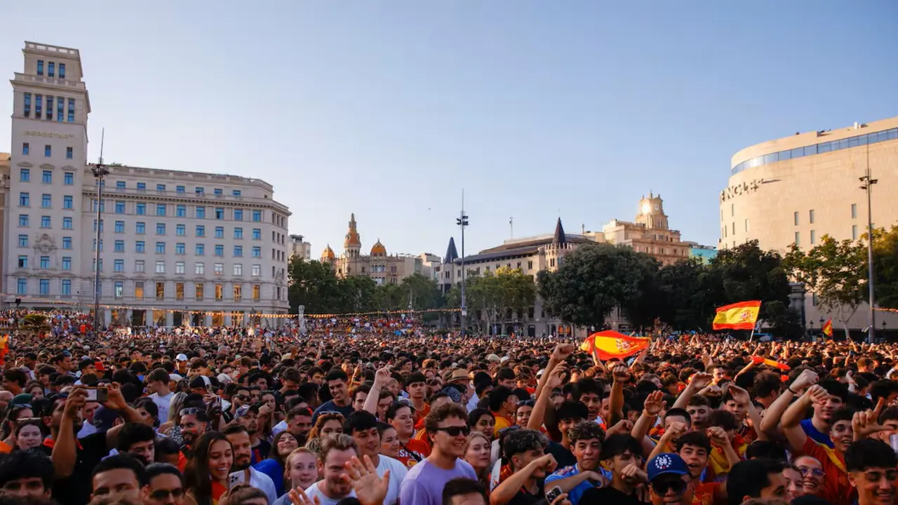 La Pla&ccedil;a de Catalunya con la marea roja