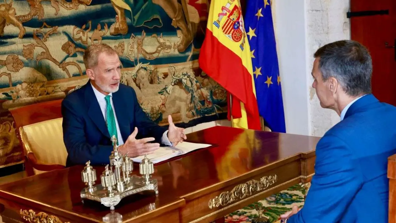 El Rey con el presidente S&aacute;nchez en su &uacute;ltimo despacho en el Palacio Real de la Almudaina, en Palma de Mallorca - Foto de Casa del Rey