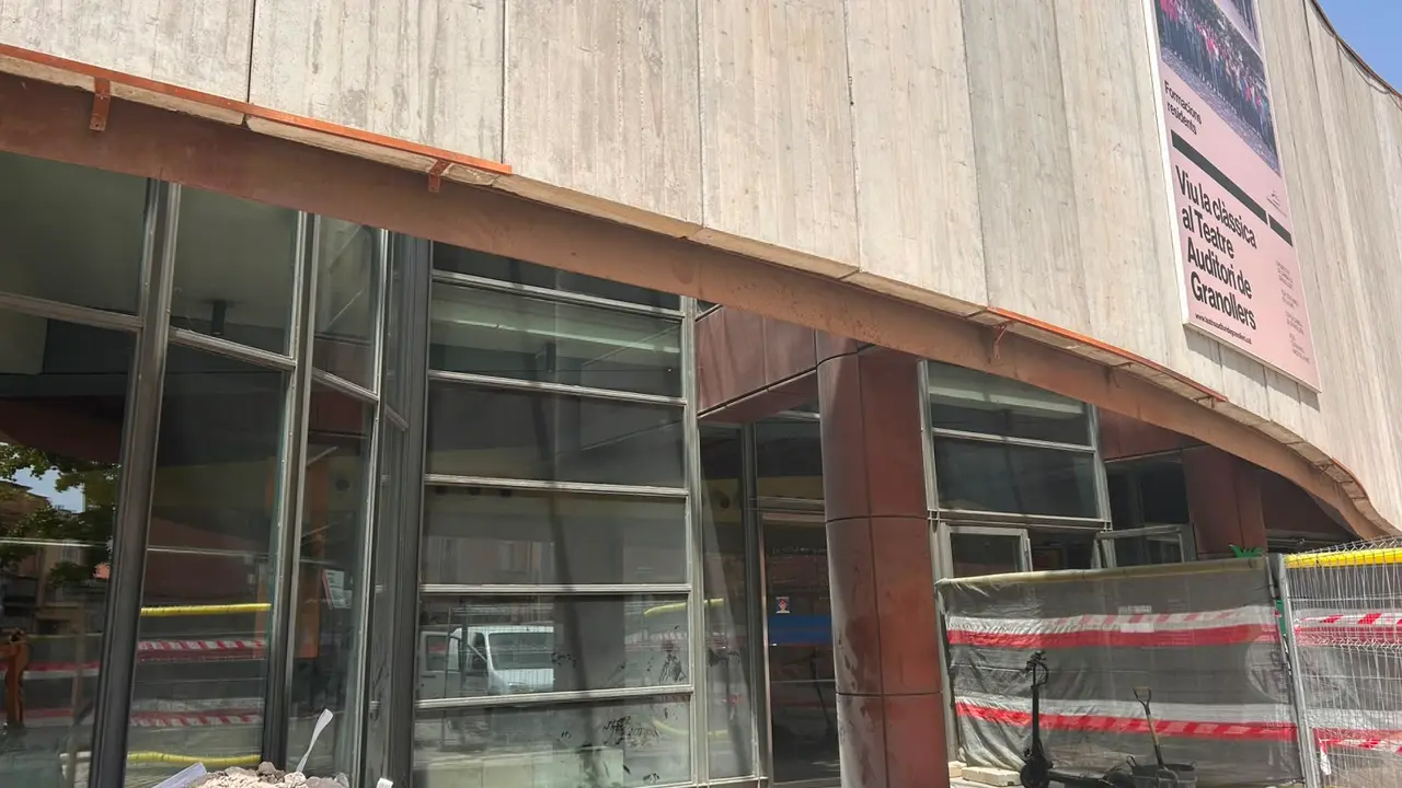 Treballs per instal&middot;lar el nou ascensor a la fa&ccedil;ana del Teatre Auditori de Granollers