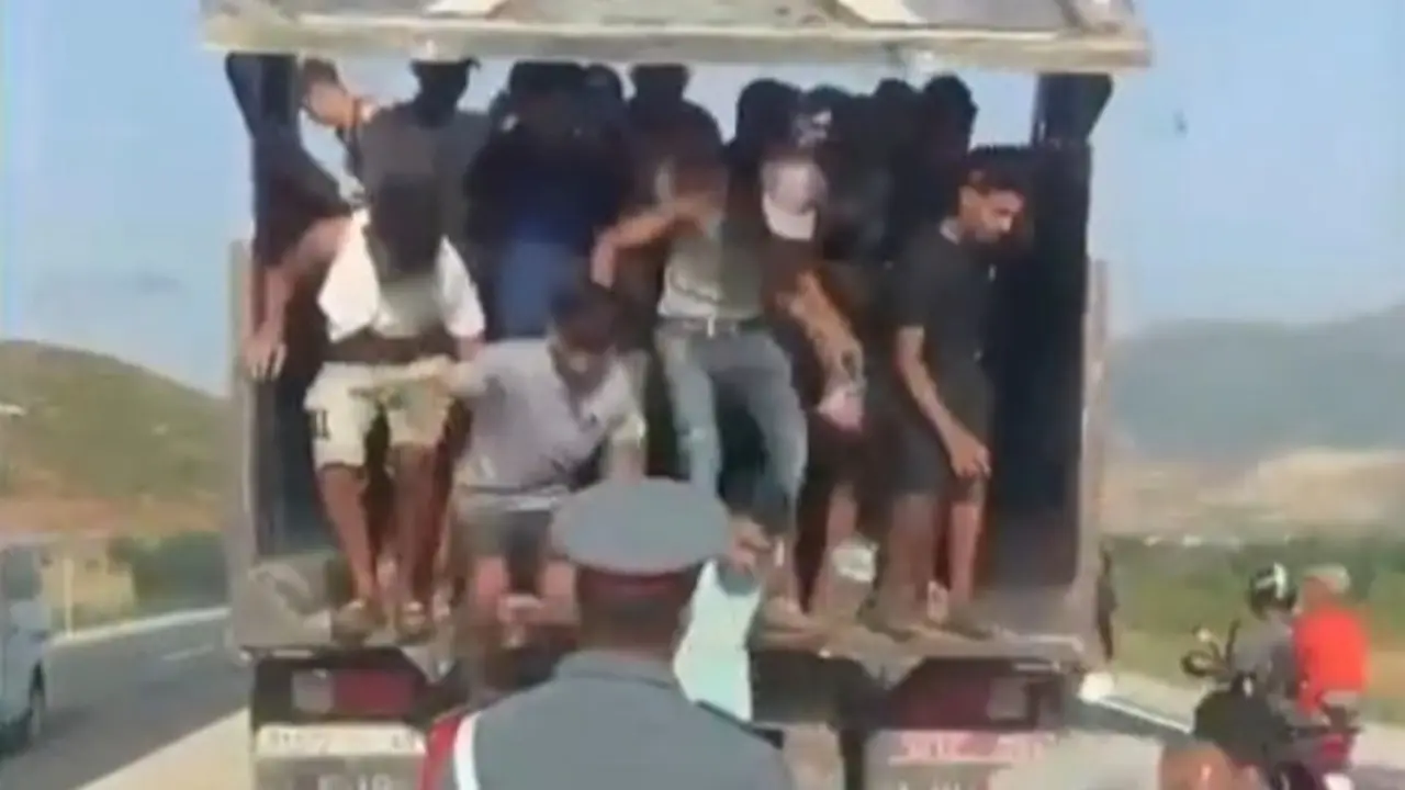 La policia marroqu&iacute; observa sin tomar medidas