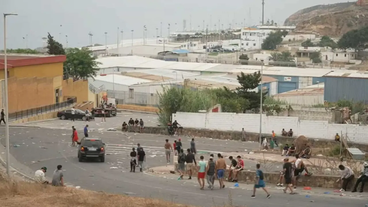 Decenas de inmigrantes irregulares llegados paseando por Ceuta Foto de la OMC