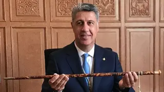 Xavi García Albiol con la vara de alcalde de su ciudad
