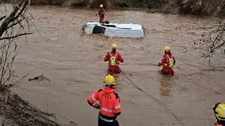 Trabajos de rescate de los Bomberos del cuerpo de un hombre arrastrado por el Rio Mogent, a la altura de Llinars del Vall&egrave;s. Foto Bombers