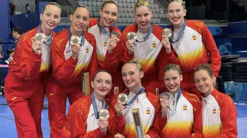 La Sincro enseñando el bronce, con la granollerina Txell Mas
