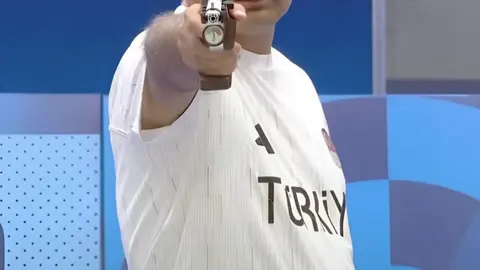 El turco Yusuf Dikec plata con la mano en el bolsillo