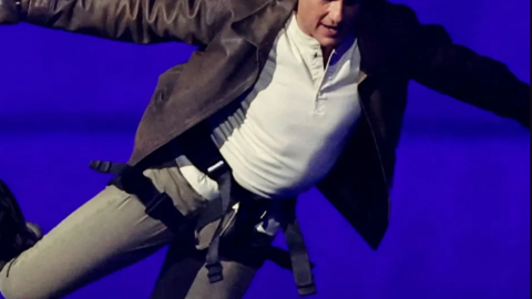 Tom Cruise saltando en la ceremonia de clausura de París 2024