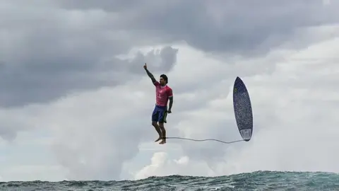 La Foto de las Olimpiadas 2024 Gabriel Medina el surfero volado.