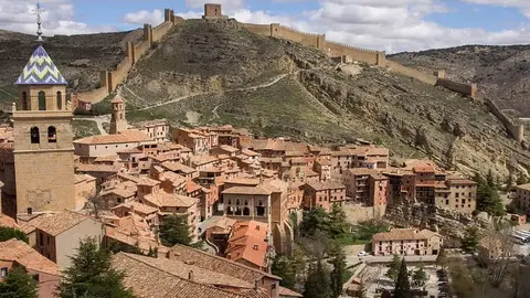 Albarracín y su muralla (Wikipedia)
