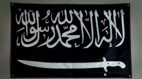 Con esta bandera como fondo se fotografiaba el menor capturado en Sitges