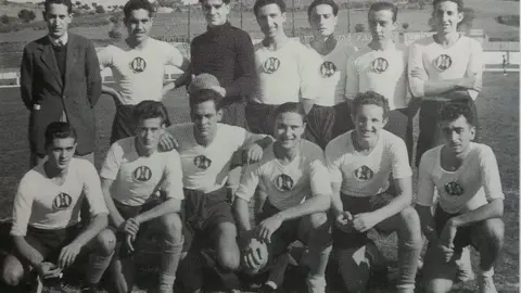 La Foto de la primera formación del Balonmano Granollers en octubre de 1.944