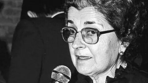 Antònia Roura l'abril de 1982 en un homenatge organitzat per la revista Plaça Gran Foto i Fons Pere Espaulella - AMGr