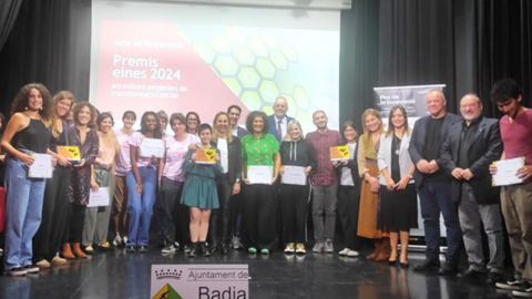 Premis Eines 2024. Foto de grup amb guardonats i guardonades i representants institucionals