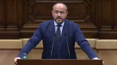 Alejandro Fernández desde la tribuna del Parlament - foto Parlament.cat