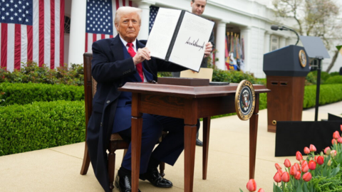 Donald Trump mostrando su decisión arancelaria