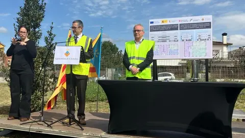 El secretari general del Departament d'Habitatge, Jordi Terrades, juntament amb l'alcalde de Cardedeu, Josep Quesada, durant els parlaments