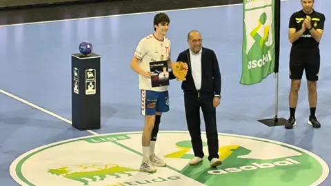 Pablo Urdangarin recibe el Trofeo MVP de la Liga de marzo