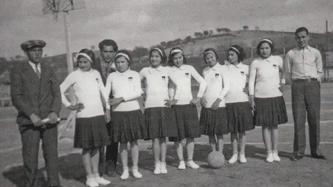 1932-36 Foto primer equip femení de bàsquet a Granollers