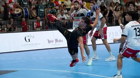 Victor Romero en acción ante el BM Nava - Foto Daniel Pérez