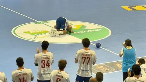Antonio García besando la pista del Palau d'Esports de Granollers en su despedida